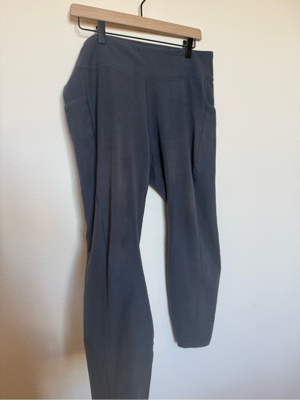 Pact on the go navy blue pocket leggings